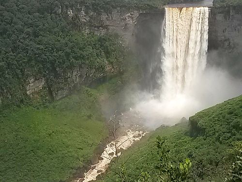 Wunderschöner Blick auf den im Dschungel gelegenen Kaieteur Wasserfall